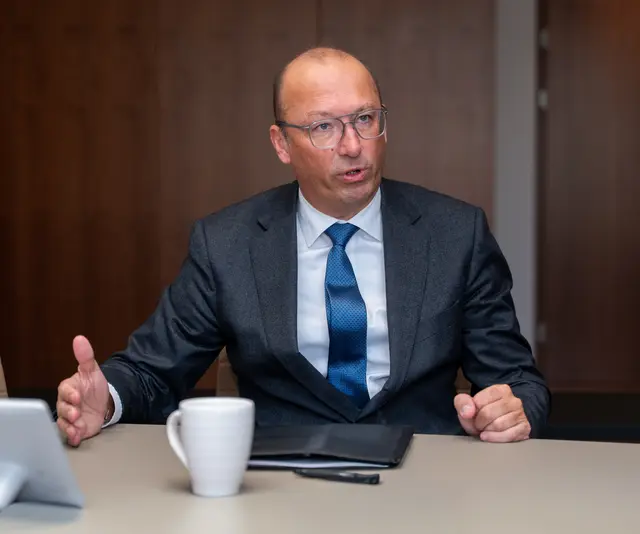 Raiffeisenlandesbank OÖ-Generaldirektor Reinhard Schwendtbauer zu den Auswirkungen des Kriegs in Nahost auf das Wirtschaftswachstum in Österreich: "Wenn der Krieg nicht lange dauert, sollte es nicht allzu starke Auswirkungen geben und die Prognose von einem Prozent Wachstum halten." | Foto: MeinBezirk/Thomas Siegl