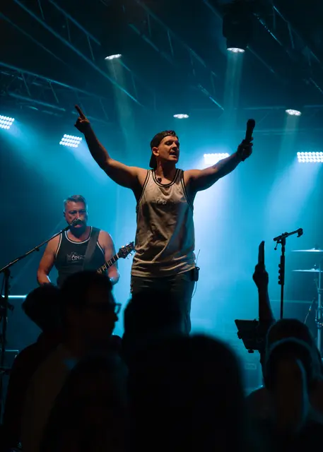 Mit eingängigen Melodien und ehrlichen Texten begeistern die beiden Musiker bereits mit ihren ersten Singles "Karussell" und "Nur Du". | Foto: "zwei.Söhne" / Hörspiel