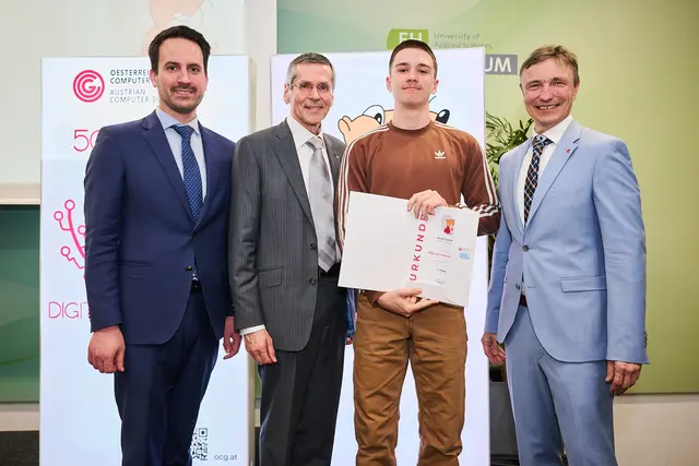 Von links: Bildungsminister Christoph Wiederkehr, OCG-Präsident Wilfried Seyruck, Noah Hochmair (Gymnasium Dachsberg), OCG-Generalsekretär Ronald Bieber.
 | Foto: Barbara Wirl