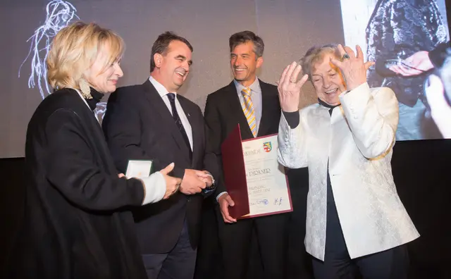 Ehrenring für einen großen Künstler: Bgm. Elisabeth Blanik, die Vize-Bgm. Meinhard Pargger und Stephan Tagger mit Jos Pirkner | Foto: Brunner Images