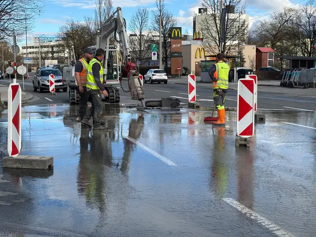 Die Straße im Bereich Mitterweg / Trenkwalderstraße muss aufgerissen werden.  | Foto: Königer