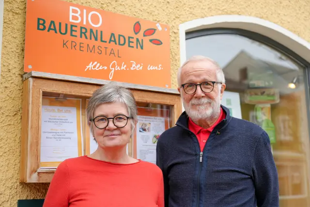 Andrea Kastinger, Geschäftsführerin des Biobauernladens in Kirchdorf/Krems, und Allgemeinmediziner Herbert Bronnenmayer. | Foto: FBFH/fotokerschi/Markus Hauser