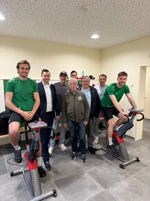 Robert Mörth und Helmut Krebs (2. und 3.v.l.) besuchten den SK Werndorf. | Foto: privat