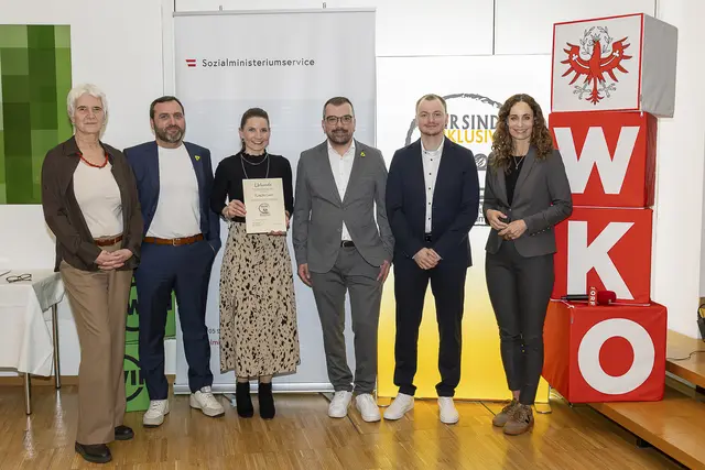v.l.: Leiterin der Landesstelle Tirol des Sozialministeriumservices Angelika Alp-Hoskowetz, COO Plaion Partners Markus Müller, Head of HR Evelyn Kärle, CFO Plaion Partners Thorsten Babl, Plaion-Logistikleiter Rene Strobl und Landesrätin Eva Pawlata bei der Übergabe der Auszeichnung am WIFI Innsbruck.
 | Foto: Bernhard Schösser