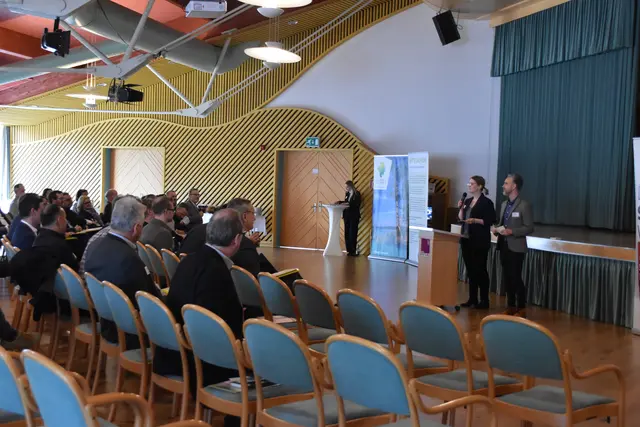 Katrin Röber (LRA Rosenheim) und Matteo Corona (spreadwings GmbH) begrüßten die interessierten Unternehmerinnen und Unternehmer in Bad Häring. 