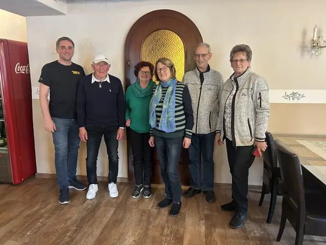 Bei der Jubiläumsfeier im Gasthaus Zur Post (v. l.): Bürgermeister Ferdinand Lerchbaumer, Günther und Helga Schindlecker, Monika Gruber sowie Winfried und Gabriele Peter. | Foto: Marktgemeinde Hohenberg