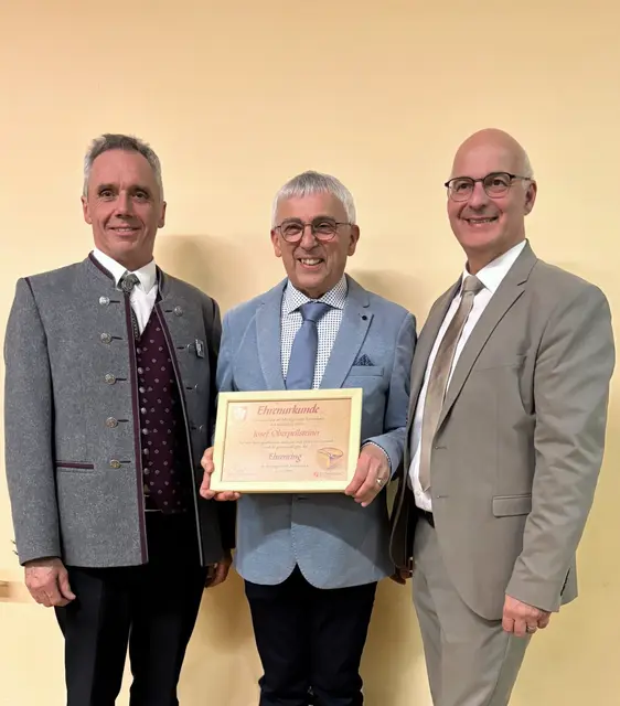 Bürgermeister von Atzesberg Josef Scharinger, Josef Oberpeilsteiner und Bürgermeister von Sarleinsbach Roland Bramel (v. l.). | Foto: Marktgemeinde Sarleinsbach