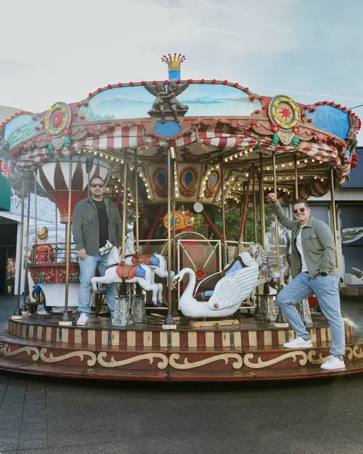 "zwei.Söhne" starten durch: Das neue Musikprojekt von Patrick "Pazi" Jud und Dominik Artner-Lavender vereint Mundart Pop und Rock.  | Foto: "zwei.Söhne" / Hörspiel