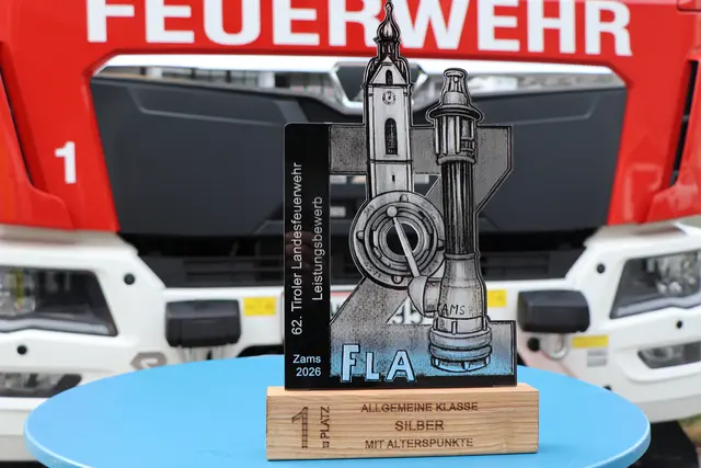 Um diese Trophäen rittern die Feuerwehrgruppen im Juni in Zams. | Foto: Thomas Seelos