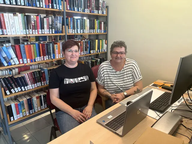 Mit Christina Mayerhofer und Anita Fasching-Schütz wurde das bewährte Fischamender Bibiotheks-Duo auf die Einrichtung der ID Austria eingeschult.  | Foto: Stadtgemeinde Fischamend