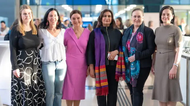 RLB OÖ-Vorständin Sigrid Burkowski (3.v.l.) und Botschafterin Manizha Bakhtari (4.v.l.) mit den vier Initiatorinnen des RLB OÖ-Frauennetzwerkes Julia Schinagl, Natalie Halla (Filmregisseurin), Katharina Basziszta und Michaela Szabo (v.l.). | Foto: RLB OÖ/Röbl