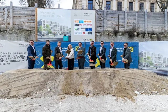 Real-Treuhand-Projektleiter Thomas Kislinger mit Geschäftsführer Norbert Obermayr, den Vizebürgermeistern Klaus Schinninger (SPÖ) sowie Christa Raggl-Mühlberger (FPÖ), Bürgermeister Andreas Rabl (FPÖ), Raiffeisenlandesbank-Vorstand Gerald Aichhorn, Real-Treuhand-Geschäftsführer Bernd Kronberger, Vizebürgermeister Gerhard Kroiß (FPÖ) und Architekt Martin Urmann. | Foto: Cityfoto/Roland Pelzl