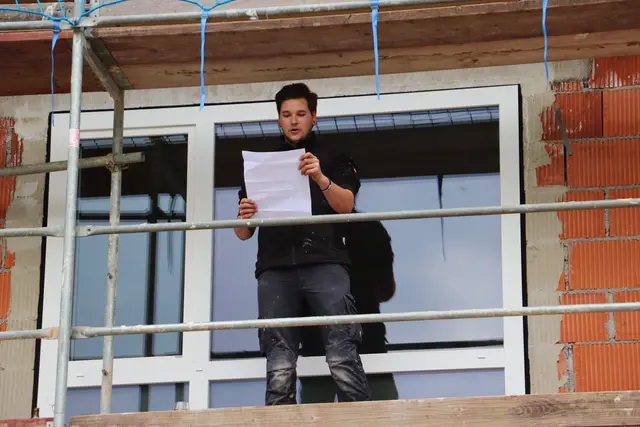 Nach altem Brauch verlas Sebastian Ofner den Richtspruch, bevor er ein Weinglas zerschellte, das Glück und Segen für den weiteren Baufortschritt verheißt.  | Foto: Edith Ertl