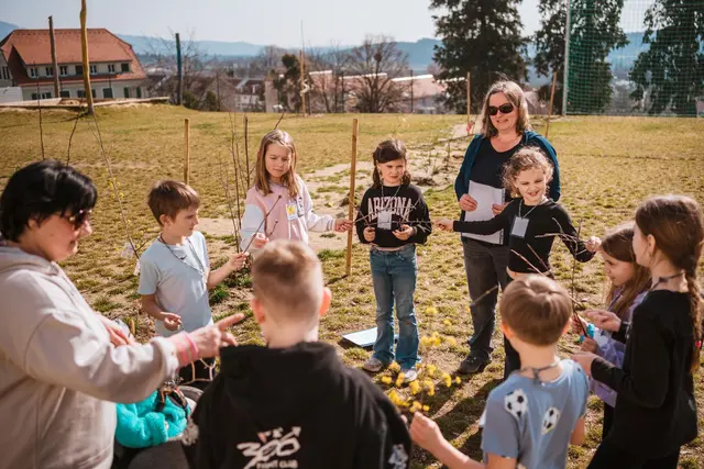 Die Volkschülerinnen und Volksschüler arbeiteten an einem „grünen Klassenzimmer" im Zuge des Projektes „Vielfalt im Schulgarten". | Foto: Markus Jöbstl