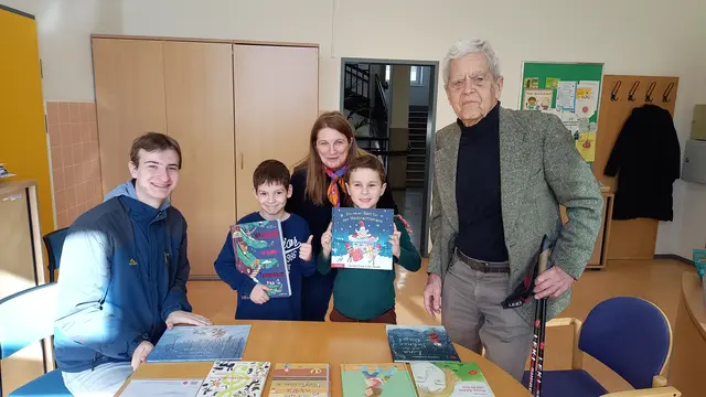 Als Zeichen der Anerkennung besuchte Herr Dr. Fritz Jung (re) die OVS Märzstraße. Er engagiert sich seit 25 Jahren ehrenamtlich für die Roten Nasen Clowndoctors und bedankte sich persönlich bei den Kindern für ihren großartigen Einsatz.  | Foto: OVS Märzstraße