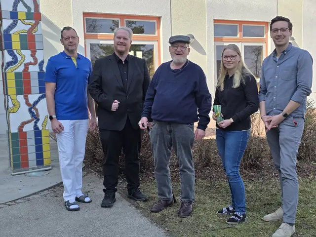 Jan Stocker, Kaufm. Direktor Roland Hofbauer, Ferdinand Heinrichsberger, Julia Krammer, Gregor
Schlifelner (v.l.). | Foto: PBZ Zwettl
