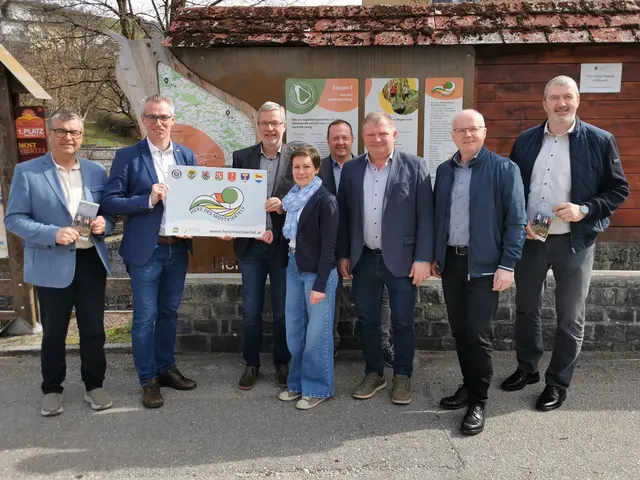 Bgm. Josef Forster (Ertl), Kleinregionsobmann Bgm. Johannes Heuras (St. Peter in der Au), Bgm. Fritz Hinterleitner (Biberbach), Regionalberaterin Sarah Kühr (NÖ Dorf- und Stadterneuerung), Vize-Bgm. Christian Matzenberger (Ertl), Bgm. Josef Unterberger (Wolfsbach), Bgm. Johann Spreitzer (Seitenstetten), Bgm. Martin Schlöglhofer (Aschbach-Markt) | Foto: Gregor Leitner