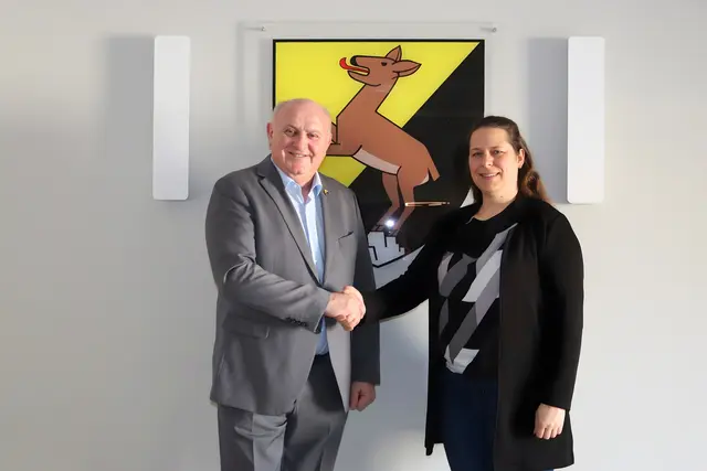 Bürgermeister Ernst Wendl gratuliert Frau Sonja Spalt anlässlich der Angelobung. | Foto: Gemeinde Himberg