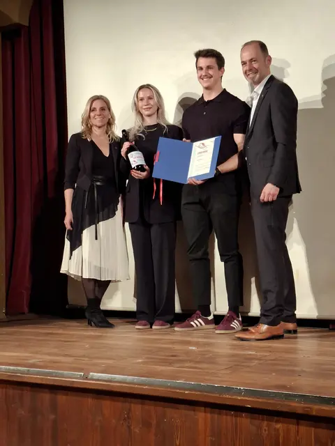 Sarah Hnathova und Lukas Harringer mit LA Katrin Brugger und NR Josef Hechenberger.  | Foto: Brigitte Eberharter