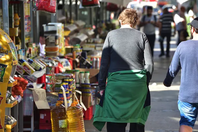 Der Brunnenmarkt ist der kulinarische Hotspot des Bezirks. Neben den Marktständen findet man zahlreiche Café's und Restaurants.  | Foto: panthermedia/Spitzi