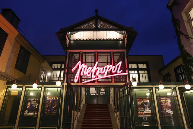 Die Kultveranstaltungsstätte macht die Bühne für Kabarett, Musicals, Volksmusik frei. An warmen Abenden finden auch im Open-Air-Bereich Konzerte statt. | Foto: Wiener Metropol / Katharina Schiffl