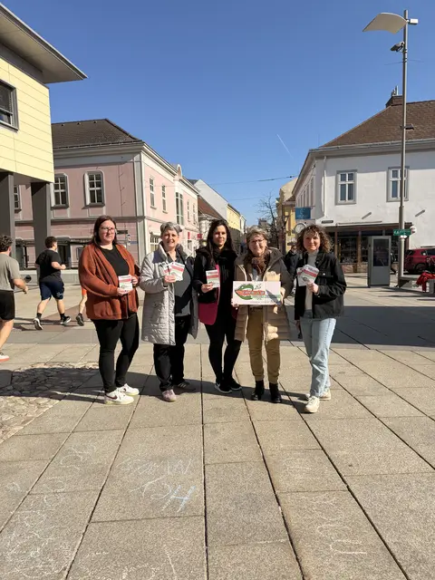 Miriam Gradwohl von der mobilen Jugendarbeit RUMTRIEB mit Claudia Auer-Deutsch vom Sozialservice der Stadt Wiener Neustadt, Kimberly Paulesits (stv. Geschäftsführerin von Jugend und Kultur), Vizebürgermeisterin Erika Buchinger (ÖVP) und Nicole Erhard von der Jugend- und Suchtberatung AUFTRIEB. | Foto: Jugend und Kultur