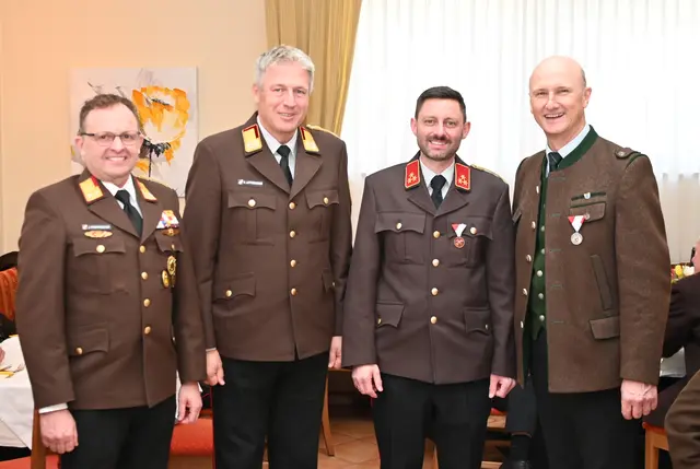 Bei der Wahl des Ortsfeuerwehrkommandanten Daniel Lienbacher (2. von rechts) in Werfen.  | Foto: Helmut Weich, Feuerwehr Werfen