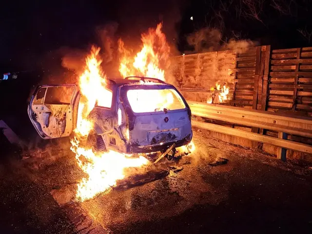 Auto im Vollbrand auf der A21. | Foto: FF Alland