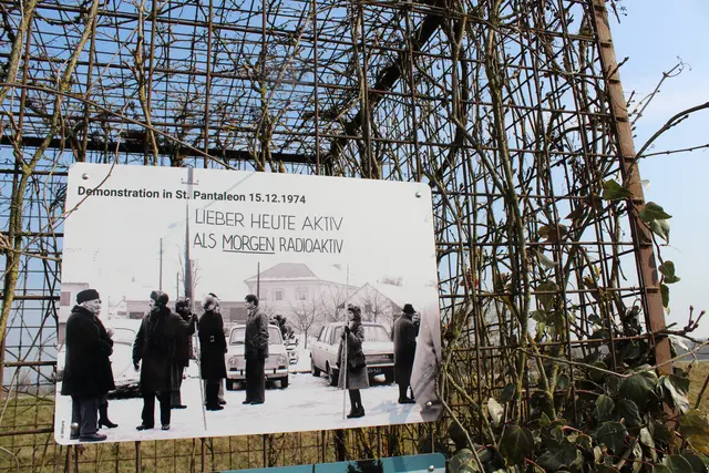 "Lieber heute aktiv als morgen radioaktiv!" hieß es bei der Demonstration in St. Pantaleon-Erla.  | Foto: MeinBezirk/Ulrike Plank