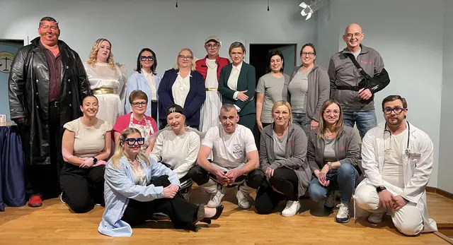 Mit viel Witz, Spielfreude und einer Prise himmlisch-böser Satire begeistert das Ensemble das Publikum in Apetlon.  | Foto: Theaterverein Apetlon