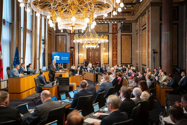 Als Vorsitzender der Landeshauptleute-Konferenz hat Tirols LH Anton Mattle im Rahmen einer Erklärung im Österreichischen Bundesrat für einen echten und handlungsfähigen Föderalismus plädiert | Foto: Land Tirol/Fitsch