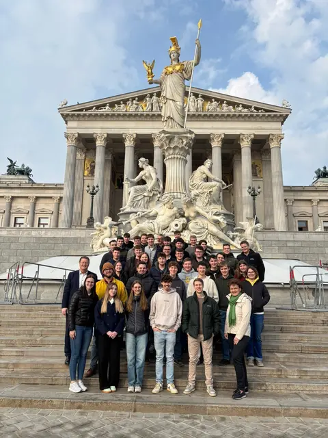 Besuch in Wien mittels Bild festgehalten: Die Schüler der fünften Klassen der HLBLA St. Florian mit Nationalratsabgeordnetem Manfred Hofinger vor dem Österreichisches Parlament in Wien | Foto: Schrattenecker