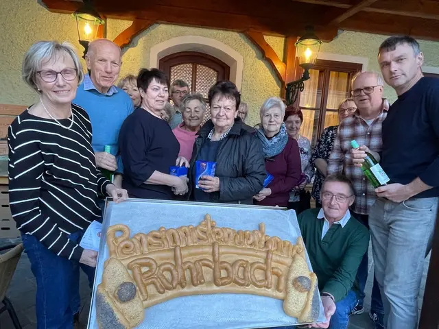 Mit Musik und einer Verlosung von köstlichem Gebäck überraschte Herr Singraber den Pensionistenverband Rohrbach bei den Feierlichkeiten. Geehrt wurden sämtliche Mitglieder, die vom Juli bis einschließlich Dezember Geburtstag hatten. | Foto: Pensionistenverband Rohrbach