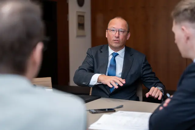 Raiffeisenlandesbank OÖ-Generaldirektor Reinhard Schwendtbauer im Gespräch mit MeinBezirk OÖ-Chefredakteur Thomas Winkler und Chefredakteur-Stellvertreter Thomas Kramesberger: "Wir wollen mit unseren Raiffeisenbanken Wertschöpfung in der Region halten und Impulse setzen. Das ist unser Selbstverständnis als die mit Abstand größte Bank in Oberösterreich. Wir sind extrem kapitalstark aufgestellt und haben einen massiven Puffer, um sehr offensiv am Markt zu sein." | Foto: MeinBezirk/Thomas Siegl