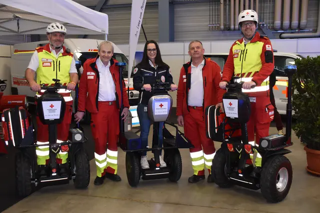 Das Rote Kreuz aus Oberwart und Deutschland beim Netzwerken auf Segways. | Foto: MeinBezirk/Michael Strini
