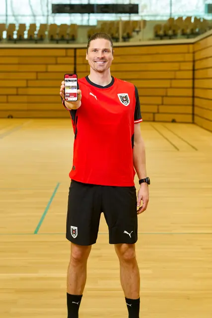 Sebastian Prödl präsentiert die neue Ballschule-App und trainiert privat bereits fleißig mit seinen Töchtern. | Foto: LeSteve