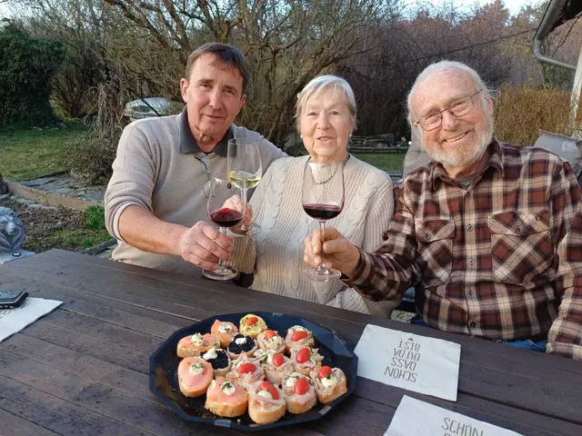 Bürgermeister Franz Wachter gratulierte Hildegard Huber zum 85. Geburtstag. | Foto: Gemeinde Deutsch Schützen-Eisenberg