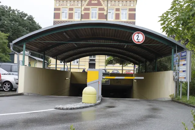 In der Schärdinger Parkgarage wurde von den Tätern der Kassenautomat aufgebrochen.  | Foto: Lenzenweger/MeinBezirk
