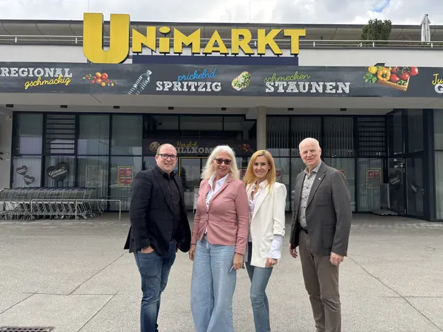 Auf der Suche nach einem Kaufmann: Peter Umschaden, Grete Umschaden-Schwarzl, Katja Scherbinek-Umschaden und Bürgermeister Bernhard Liebmann (v.l.) | Foto: MeinBezirk/Alois Lipp