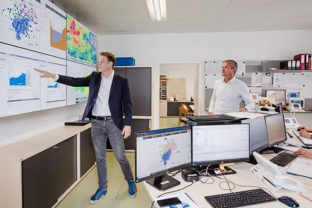 Umwelt- und Klima-Landesrat Stefan Kaineder mit Peter Kickinger (Leiter Hydrographischer Dienst OÖ) in der Hochwasserwarnzentrale des Landes Oberösterreich.  | Foto: Land OÖ/Werner Dedl