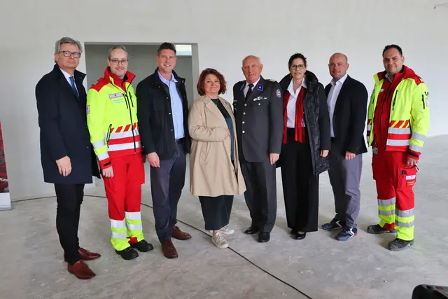 Andreas Weitlaner, Stefan Friedacher, Michael Feldgrill, Doris Dirnberger, Otto Marl, Silke Jungbauer, Johannes Weinrauch und Thomas Löffler bei der RK-Gleichenfeier in Gratkorn. | Foto: Edith Ertl