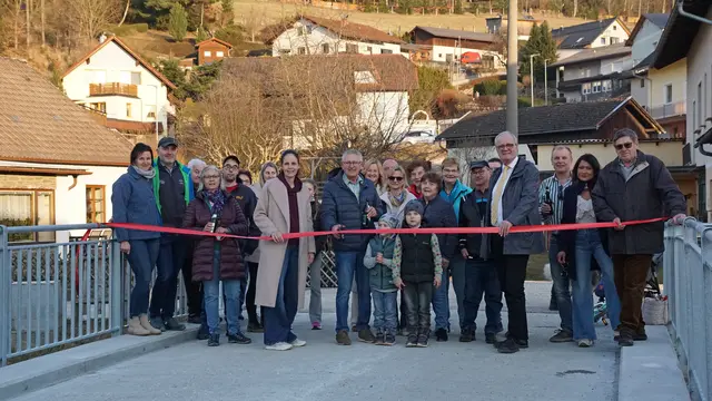 Bürgermeister Christian Gratzl und Vizebürgermeisterin Sonja Seifried freuen sich gemeinsam mit den Anrainern über die Fertigstellung der neuen Wiesmühlbrücke. | Foto: Stadtgemeinde Freistadt