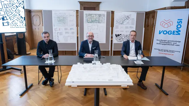 Plan für Südtirolersiedlung Bregenz: Jury-Vorsitzender Architekt Hans Gangoly, Bürgermeister Michael Ritsch, VOGEWOSI-GF Hans-Peter Lorenz. (v. li.) | Foto: Stadt Bregenz