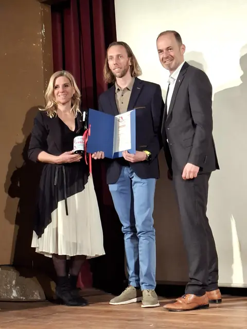 Andreas Prosch überzeugte mit seinen Drohnenflügen (mit LA Katrin Brugger, NR Josef Hechenberger. | Foto: Eberharter