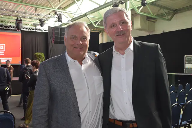 Zwei Geburtstagskinder und gute Freunde trafen sich: Wolfgang Werderits und Siegfried Fleischacker | Foto: MeinBezirk/Michael Strini