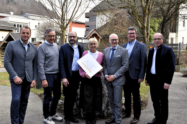 Bei der Verleihung des Zertifikats (v.l.): Alexander Sartori (Bürgermeister Bad Vigaun), Friedl Strubreiter (Bürgermeister Scheffau am Tennengebirge), Martin Dietrich (Bürgermeister Golling), Andrea Zenzmaier (Haus- und Pflegedienstleitung), Soziallandesrat Wolfgang Fürweger, Stephan Loidl (Vize-Bürgermeister Golling) und Herbert Walkner (Bürgermeister St. Koloman). | Foto: Theresa Vogl