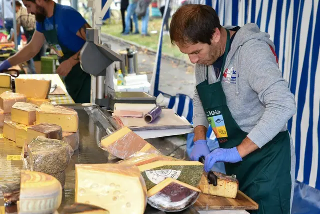 Am Hernalser Alszeilenmarkt gibt es auch feinsten Käse. | Foto: Spitzauer/MeinBezirk