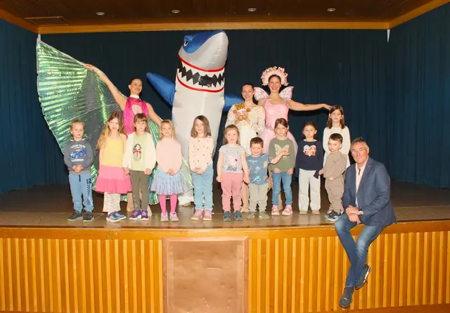 Bürgermeister Ludwig Deltl mit dem Team von Connecting Arts und den Kindern im Haus der Begegnung. | Foto: Gemeinde Strasshof