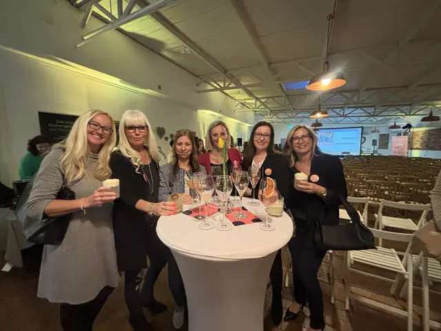 Gut gelaunte Besucherinnen bei der Finanz-Ladies-Night.  | Foto: Claudia Bräuer