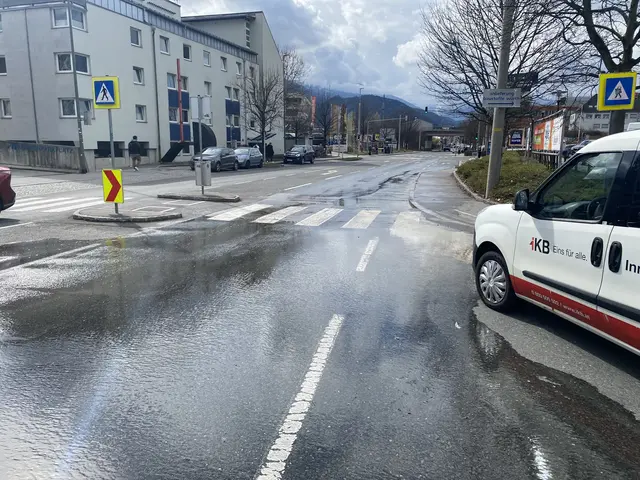 Wasserrohrbruch Bereich Mitterweg / Trenkwalderstraße. Unmittelbar nach der Info über den Wasseraustritt waren die Fachleute der IKB vor Ort | Foto: IKB